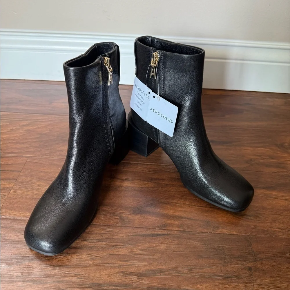 AEROSOLES NWT Ortona Black Ankle Boots with Gold Zippers &Block Heel -Size 5.5